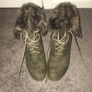 Green fur cuff heeled boot